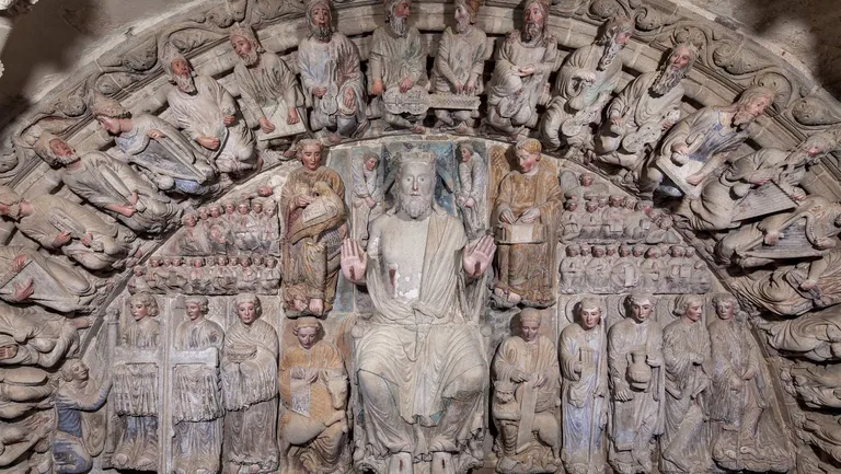 Instrumentos de los ancianos en el Pórtico de la Gloria